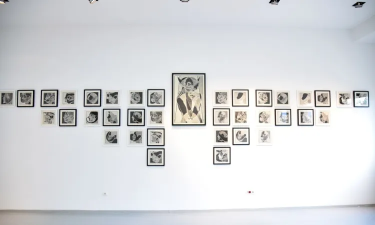 Yansımalar ve Reddedilenler: Denis Haračić'in 'Inbetween' Sergisinin Farklı Temaları