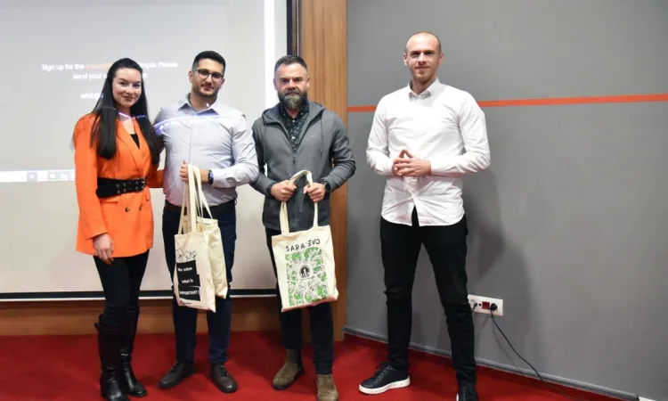 Dijital Pazarlama Uzmanları IUS Öğrencilerine Ders Veriyor