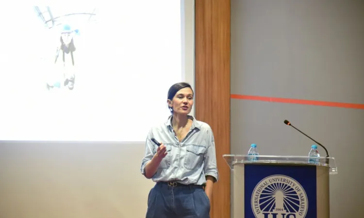 Perspektifleri Şekillendirmek: Aida Redžepagić'in Fotoğrafçılık ve Sosyal Değişim Konulu Bilgilendirici Dersi