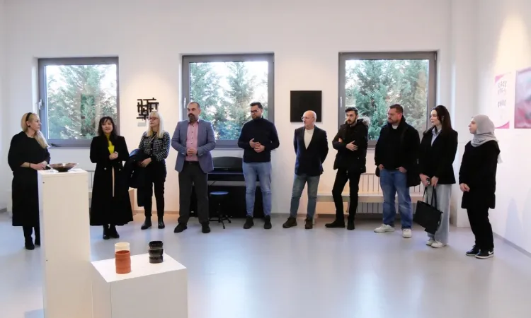 Farklı Yaratıcılıklar Sergileniyor: ABD VACD Fakültesi Yıllık Sergide Karma Medya Ustalığını Sergiliyor