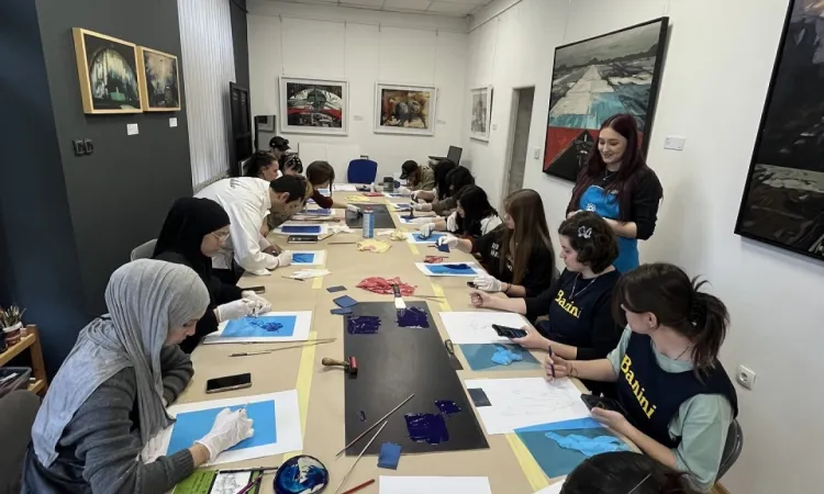 VACD Öğrencileri Sanatçı Eldina Kožljak ile Monotip Baskı Resmini Keşfediyor